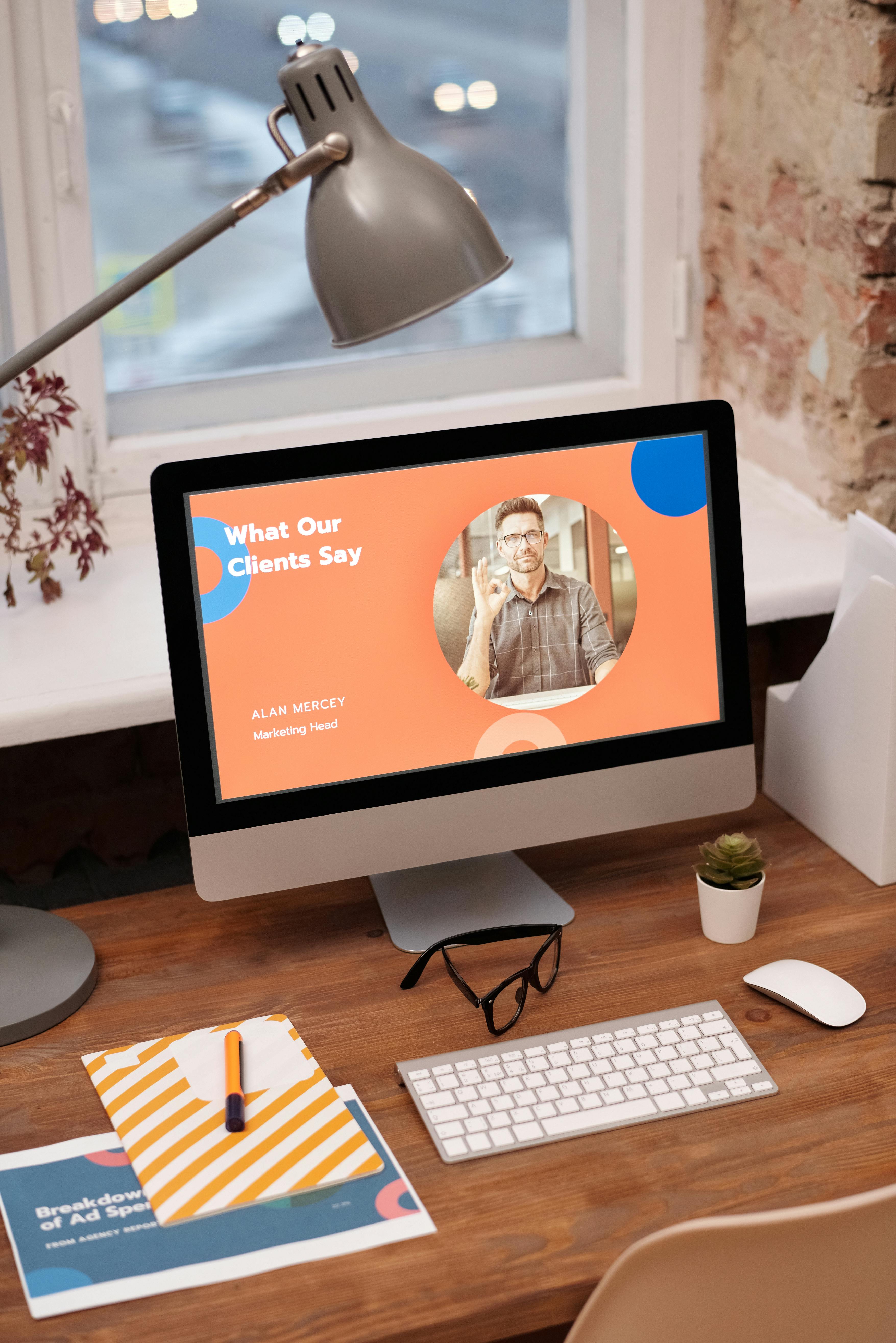 Човек работи на лаптоп с бележки